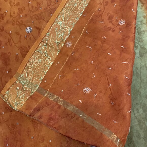 Traditional Indian Saree Hand Embroidered Paisley & Floral Patterns Green/Gold - Picture 3 of 4
